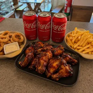 Asa com BBQ, Batata Frita, Aros de Cebola e 3 Colas
