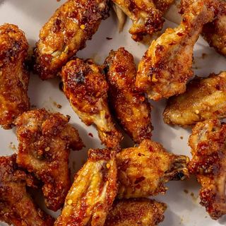 Chicken wings com batata fritas