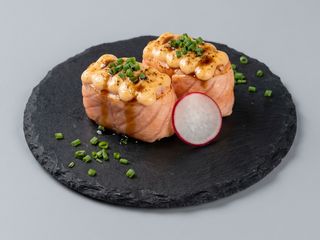 Gunkan de  Salmão Braseado