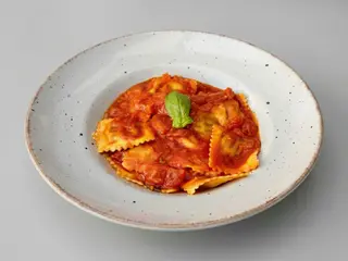 Raviole de Ricota com Espinafre com molho de tomate