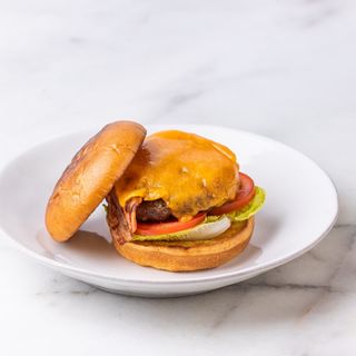 Hambúrguer com cheddar e bacon