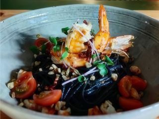 26. Linguine Nere com Trufa e Camarões