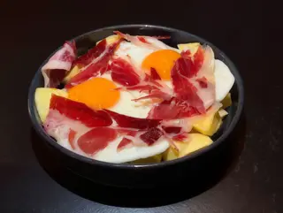 Huevos Rotos con Jamón Ibérico