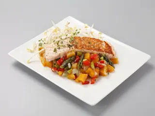 Salmão com Legumes Salteados