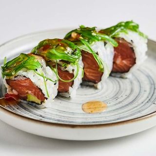 620.URAMAKI SALMAO ABACATE WAKAMI 8PCS