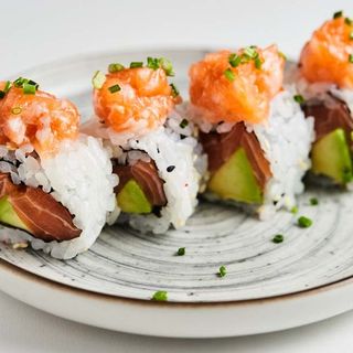 615.URAMAKI SALMAO 8PCS