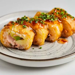 Rolinhos finos de sushi com atum, envolvidos em alga nori. 8 peças.