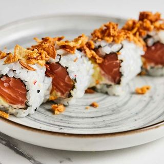 613.URAMAKI SALMAO CEBOLA FRITA 8PCS