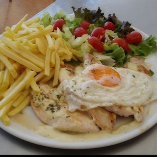 Menu Bitoque do Frango Grelhado Prato Com Bebida