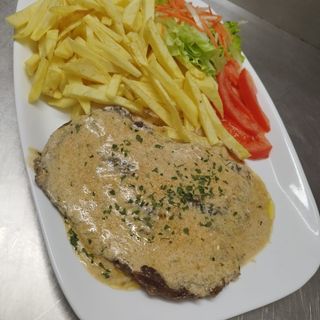 Bife da casa com molho mostarda