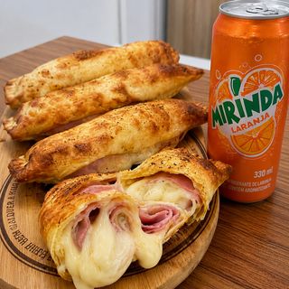 4 Folhados Fiambre e queijo + Bebida