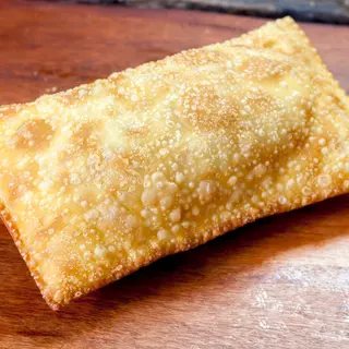 Pastel brasileiro de frango com catupiry