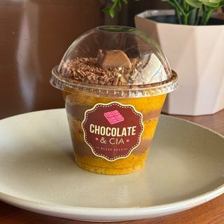 Bolo de Pote Cenoura com Brigadeiro
