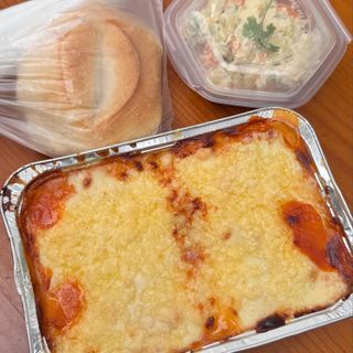 Pasticho com Salada de Galinha e Pão