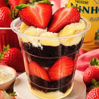Bolo de Pote Nido com Morangos