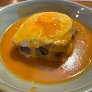 Francesinha típica portuguesa