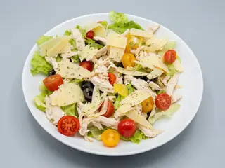 Salada de Galinha Com Queijo e Pesto