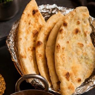CHEESE & GARLIC NAAN
