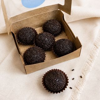 Caixa com 5 brigadeiros