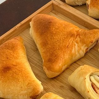 Esfiha Fechada de Frango Desfiado e Queijo