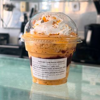 Bolo no Pote Nido com Frutos Vermelhos