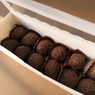 Para oferecer: Brigadeiros (12 Unidades)
