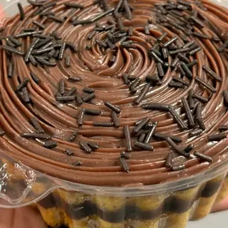 Bolo no pote de cenoura com chocolate.