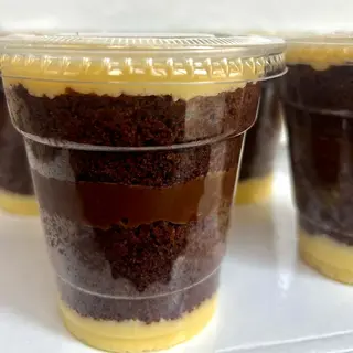 Bolo no pote de prestígio com chocolate.