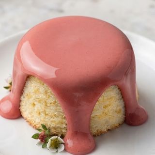 Mini bolo massa do bolo pão de ló com recheio de brigadeiro de morango
