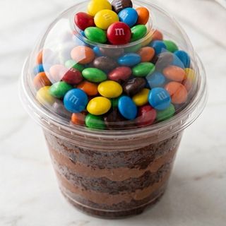 Bolo de pote chocolate com M&M's