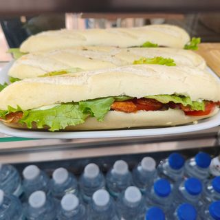 Baguete de carne assada