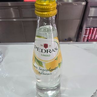 Agua pedras