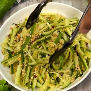 S28. Salada de Pepino Com Soya Sauce Kimichi e Sesame