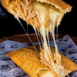 Pastel de frango com queijo