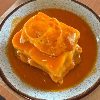 Francesinha com Ovo