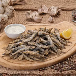 Hamsie (prăjită) (200 gr) servită cu mujdei de usturoi (50 gr)