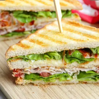 Sandwich triunghiular cu sunca si ou