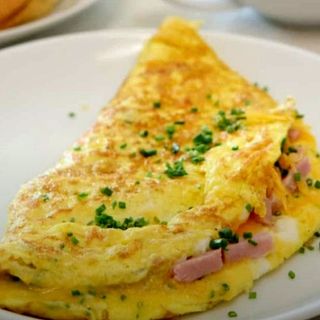 Omleta cu sunca si cascaval