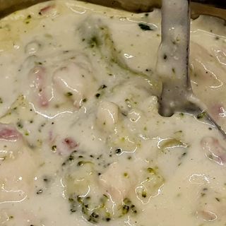 Pui alfredo- cu sos de branzeturi, bacon, broccoli	