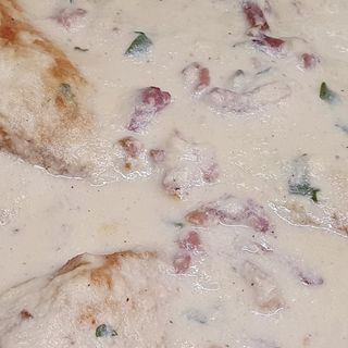 Piept Carbonara si piure de cartofi