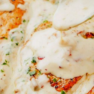 Piept pui in sos panna si piure de cartofi