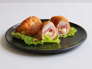 Cordon bleu - piept pui, sunca, cascaval	