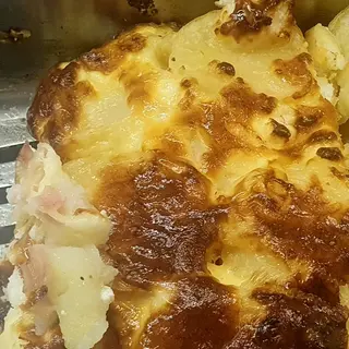 Cartofi frantuzesti gratinati la cuptor - cu sunca si cascaval