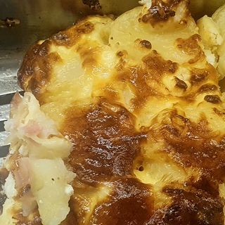 Cartofi frantuzesti gratinati la cuptor - cu sunca si cascaval