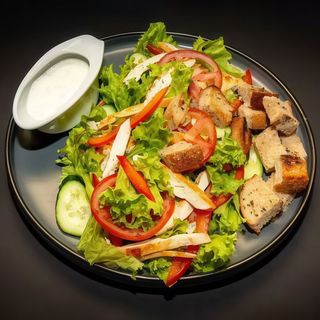 Salata cu piept de pui grill  300/50           