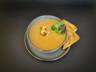 Supă crema de legume cu ciuperci si ulei de trufe 500g