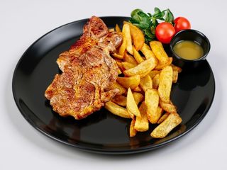 Ceafă porc la grătar, cartofi wedges, gogosari, castraveti in otet 