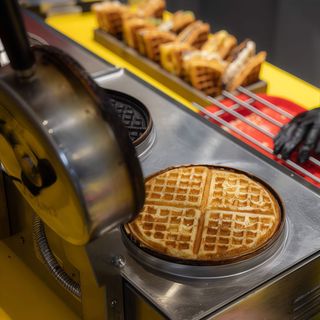 Waffle cu Nutella, banane si nuca