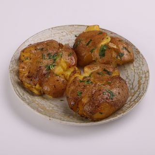 Cartofi copti zdrobiti cu usturoi