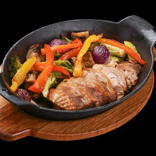 Carne de curcan coapta cu legume